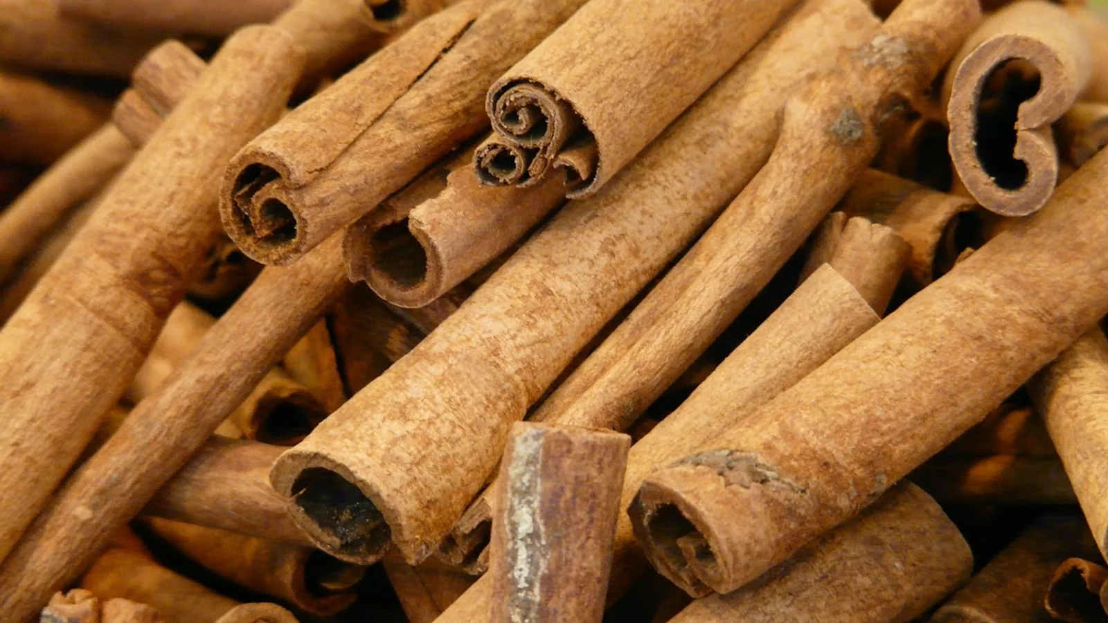 Is Cinnamon Toxic to Cats? Vet Safety Guide