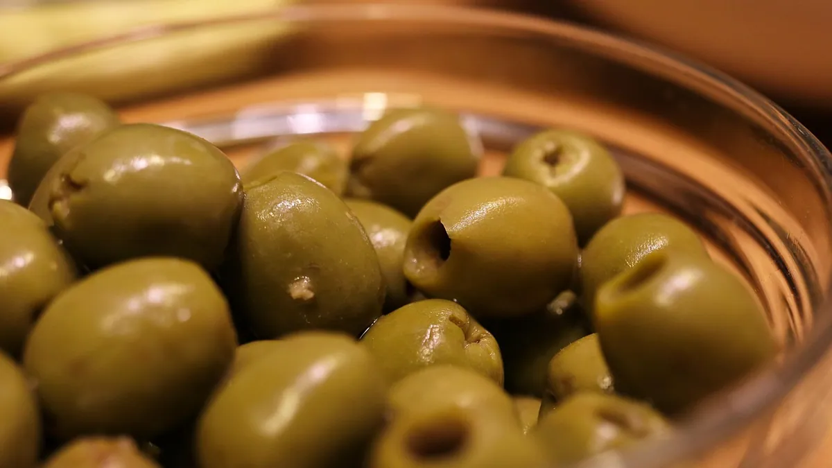 Can Cats Eat Olives With Pimentos or Garlic?
