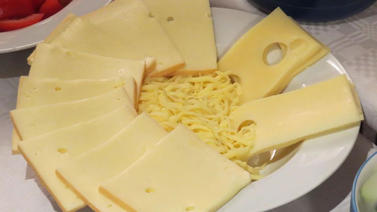 Dog Allergic to Cheese and Dairy: Symptoms and Swaps